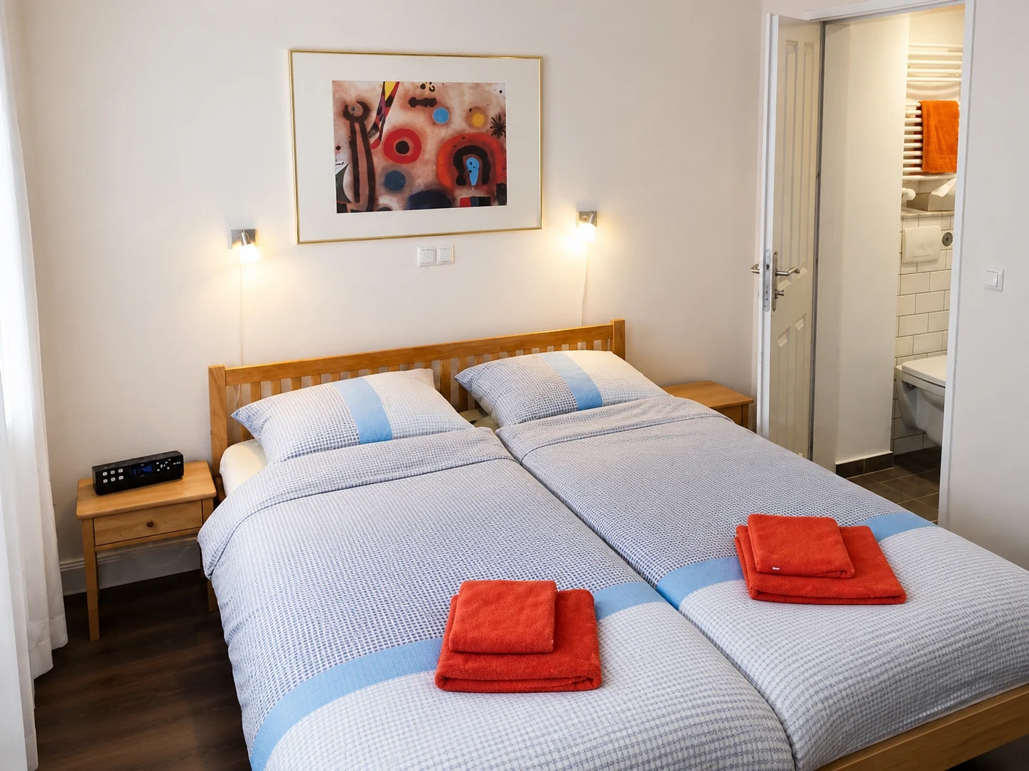 Doppelzimmer mit graublauer Bettwäsche