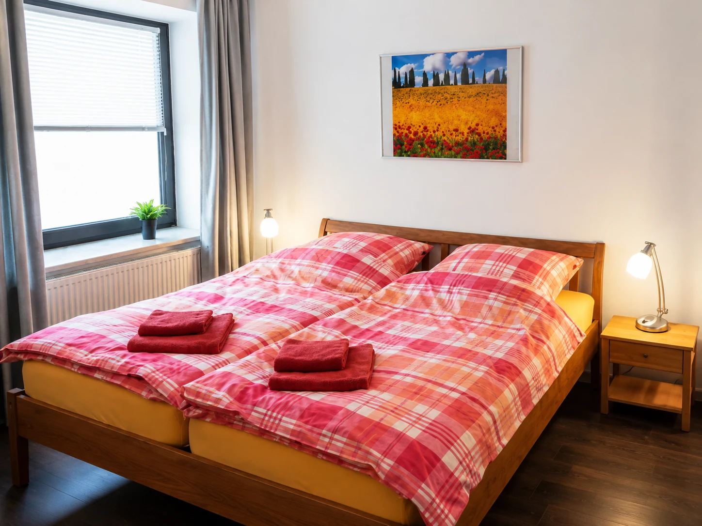 Doppelzimmer mit zwei Betten und Nachttischlampen