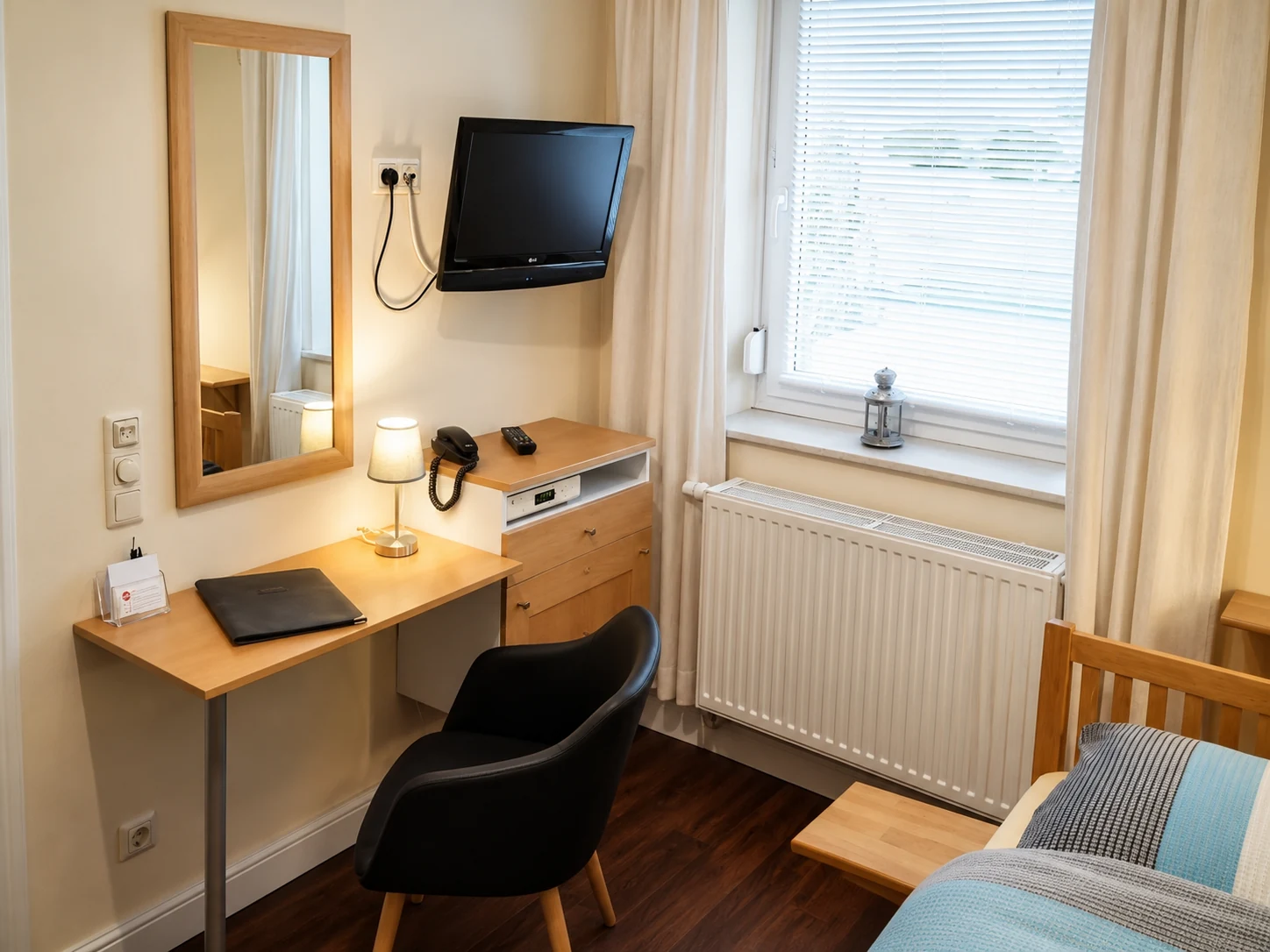 Schreibtisch, Spiegel und Flachbild-TV