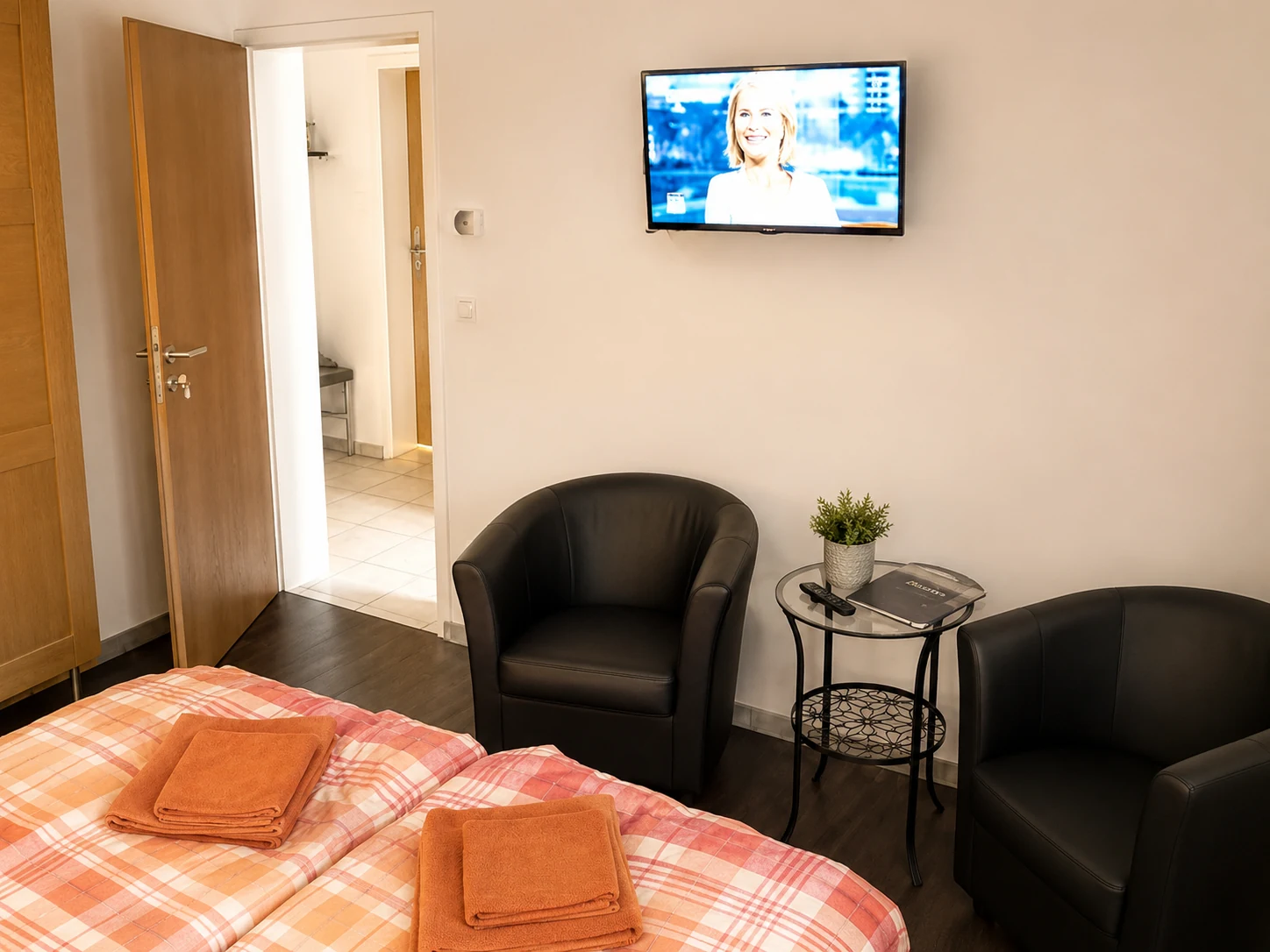 Zimmer mit Sitzbereich und Flachbild-TV